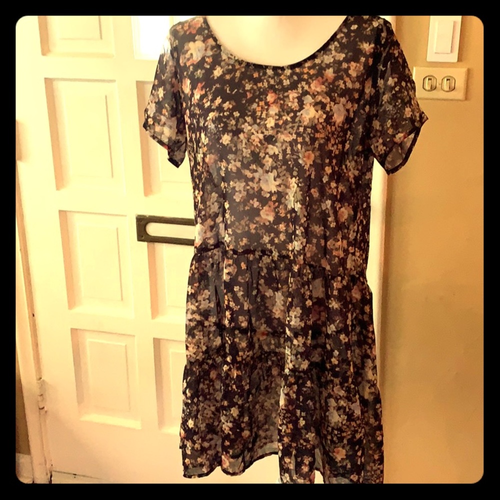 🔵 Cute flowing flowery dress!